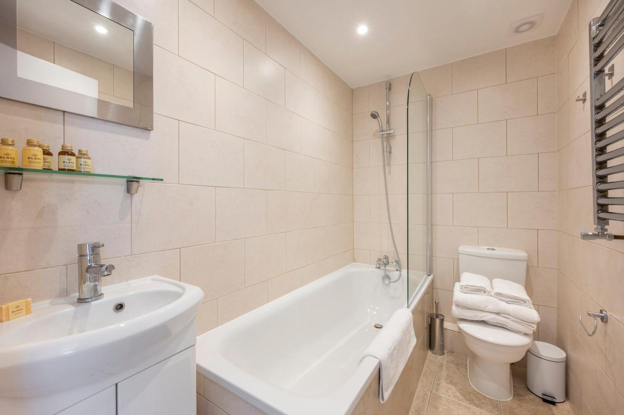 Dionysus' Den - Fitzrovia By Frankie Says Appartement